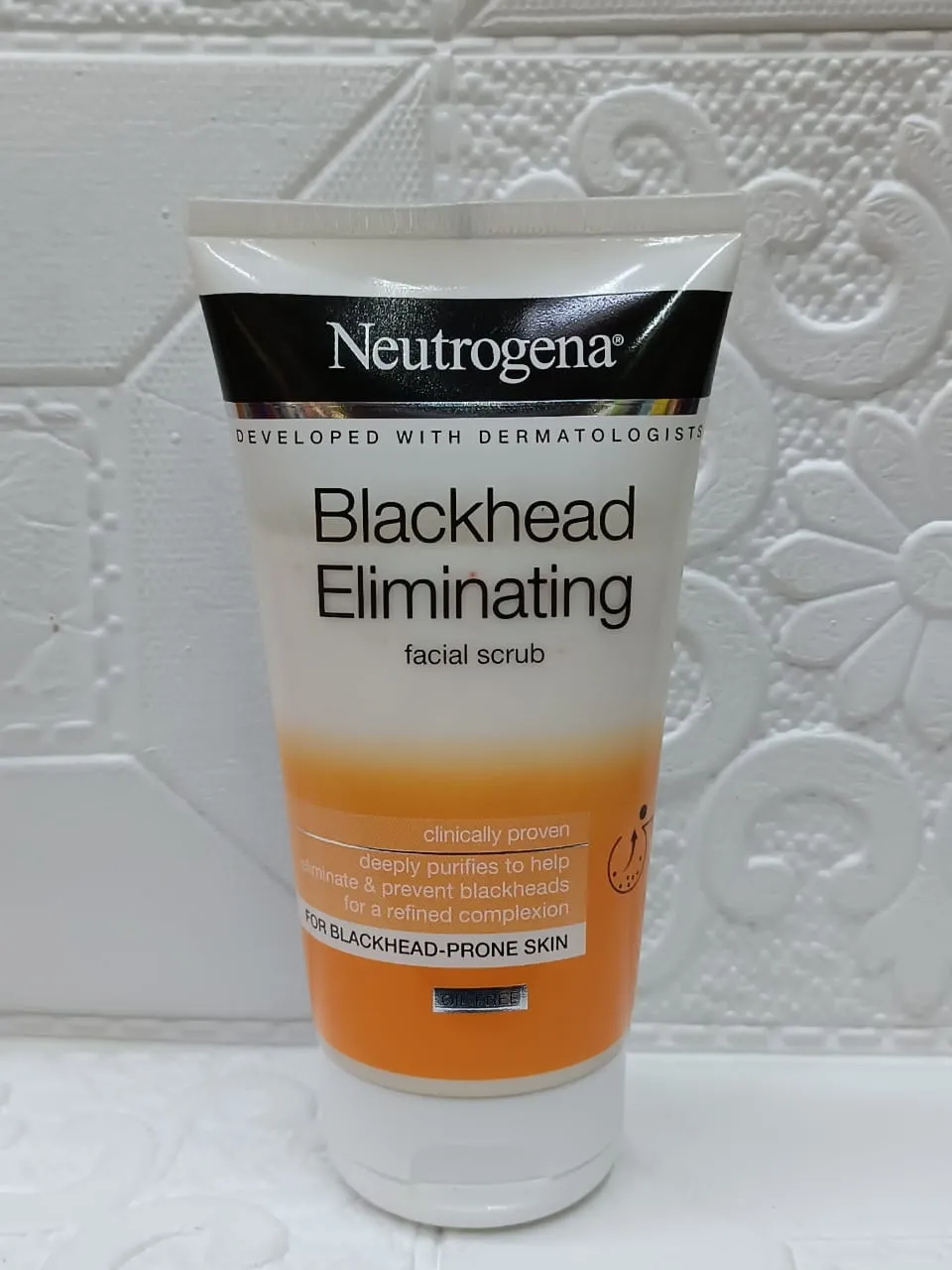 Neutrogena Blackhead Eliminating Facial Scrub 150ml