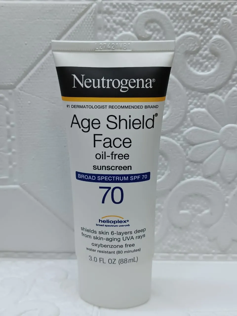 Neutrogena Age Shield Face Oil-Free Sunscreen Broad Spectrum SPF 70 88ml