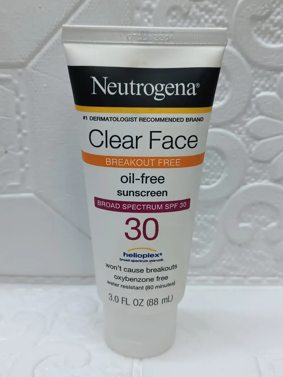 Neutrogena Clear Face Oil Free Sunscreen SPF30 88ml
