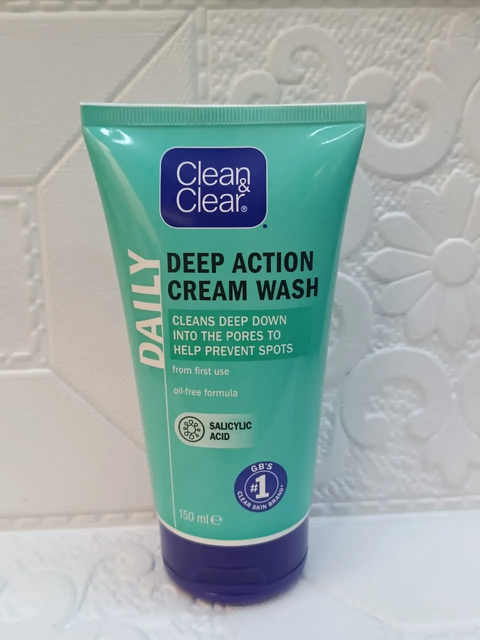 CLEAN & CLEAR® Deep Action Cream Wash 150ml