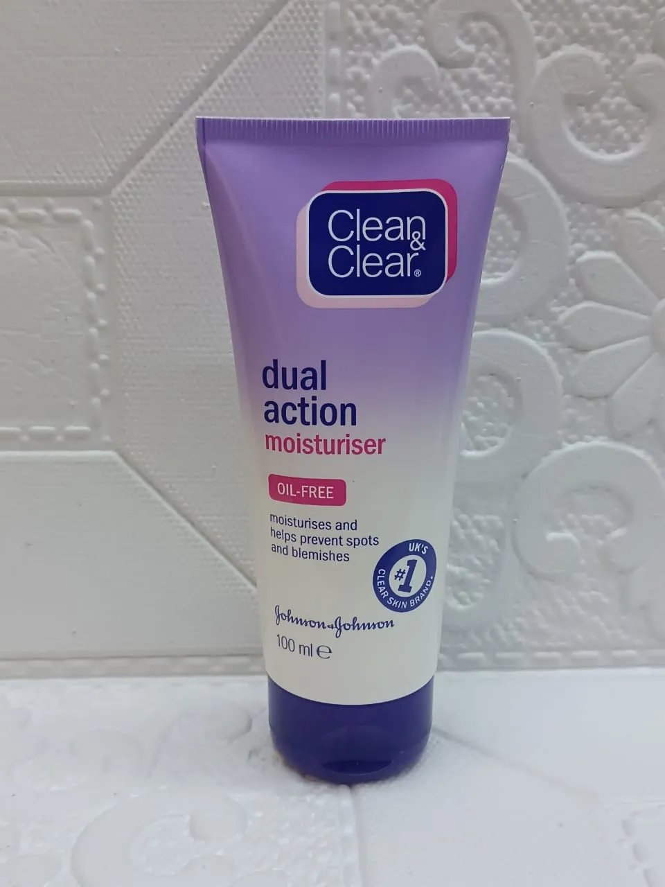 CLEAN & CLEAR® Dual Action Moisturizer 100ml